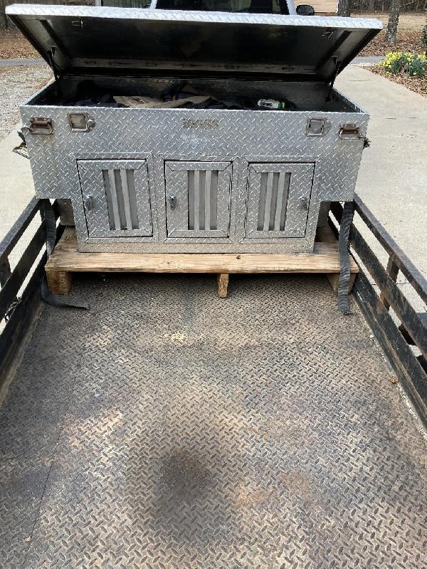 Diamond deluxe 3 hole dog box